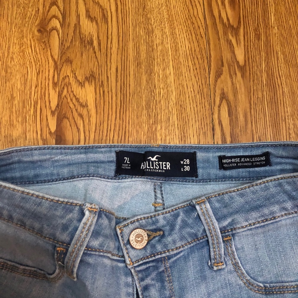 7L Hollister High Rise Jeans